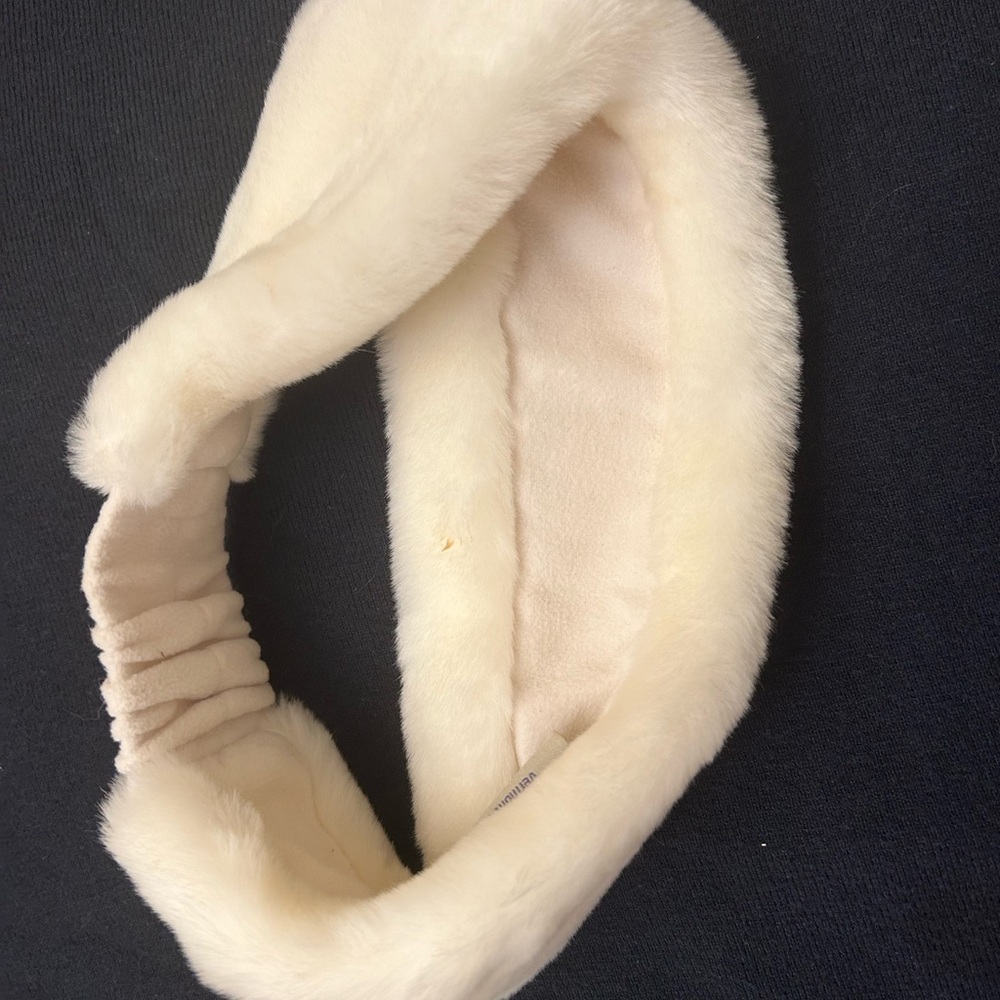Women’s off-white winter headband. One size.